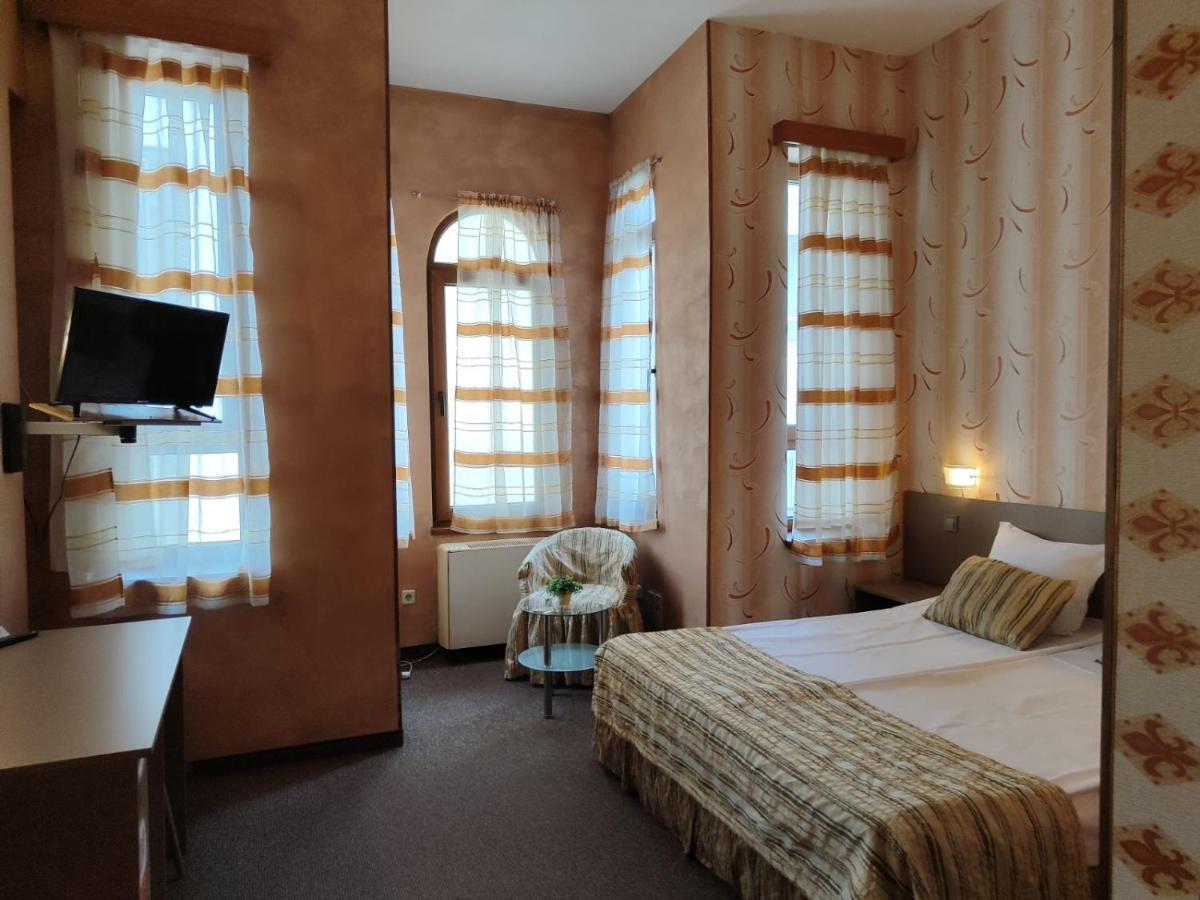 Семеен Хотел "Булаир" Burgas Exterior photo