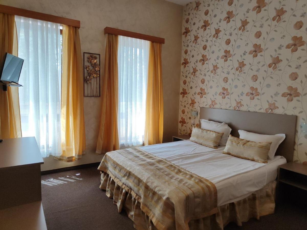 Семеен Хотел "Булаир" Burgas Exterior photo